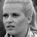 Emely Reuer als Frau Hellwich