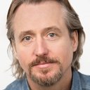 Linus Roache als Father Greg Pilkington