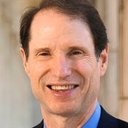 Ron Wyden als Self - U.S. Senator, Oregon