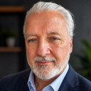 Christopher A. Fusselman als Mr. Freeman