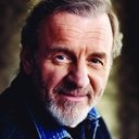 Colm Wilkinson als Bishop