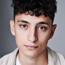 Jayden Revri als Charles Rowland