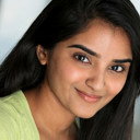 Sahana Srinivasan als Friend on Street