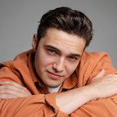 Lachlan Engeler als Airman (Phone)