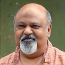Saurabh Shukla als Sanjana's Father