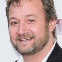 James Dreyfus als 1st Subaltern