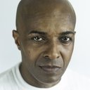 Robert Grose als Simon Senior/Ensemble