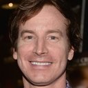 Rob Huebel als Announcer (voice)