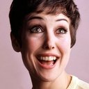Una Stubbs als Mrs Alexander/Voice Six/Ensemble
