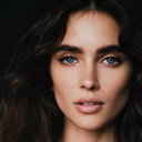Elisha Herbert als TV Host
