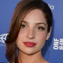 Anna Hopkins als Carly Travers