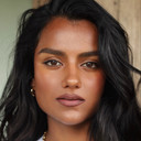 Simone Ashley als Alice (voice)