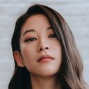 Arden Cho als Alicia