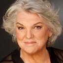 Tyne Daly als Aunt Aurelia