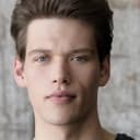 Cameron Cowperthwaite als Atticus