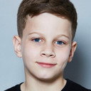 Lucas Welbourne als Hood 4