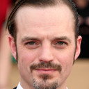 James McMenamin als Johnny Healy