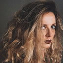 Nana Yazbek als Juliana