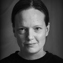 Eva Johansson als Cousin with short hair