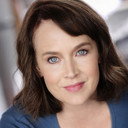 Laura Kirk als Betsy Ernst