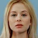 Katrine Duhaime als Scarlett