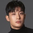 Lee Myeong-ro als Uhm Seon-Jae
