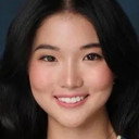 Mika Reins als Ysabelle Chua-Chong