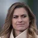 Karen Carney als Host