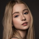 Lacey Oake als Izzy