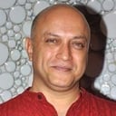 Yatin Karyekar als Anand Banerjee