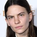 Eliot Sumner als Laura Pressfield