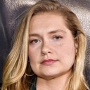 Merritt Wever als Cassie