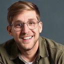 Steffan Powell als Self - Host
