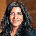 Zoya Akhtar als Rasa Devi's Courtesan