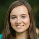 Chloe Swan Sparwath als Winslow Junior Office Worker