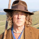 Peter Owen-Jones als Narrator