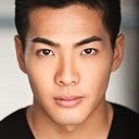 Derek Kwan als Scott