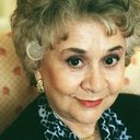 Joan Plowright als Dora Strang