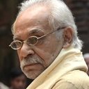 Dhritiman Chatterjee als Dr. Banerjee