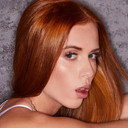 Holly Morrison als Stewardess