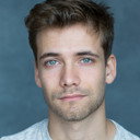 Oliver Dench als Man over the Phone (voice)