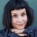 Diane Venora als Sylvia Vadalos