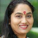 Yamuna Mahesh als Elizabeth
