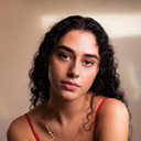 Samiah Khan als Laura