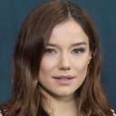 Hanna Mangan Lawrence als Sarah