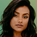 Simone Ashley als Simone Ashley