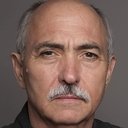 Miguel Sandoval als Club Owner
