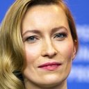 Dounia Sichov als Police Officer