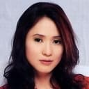 Jade Leung Chang als Karina