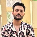 Osama Tahir als Maaz Islam